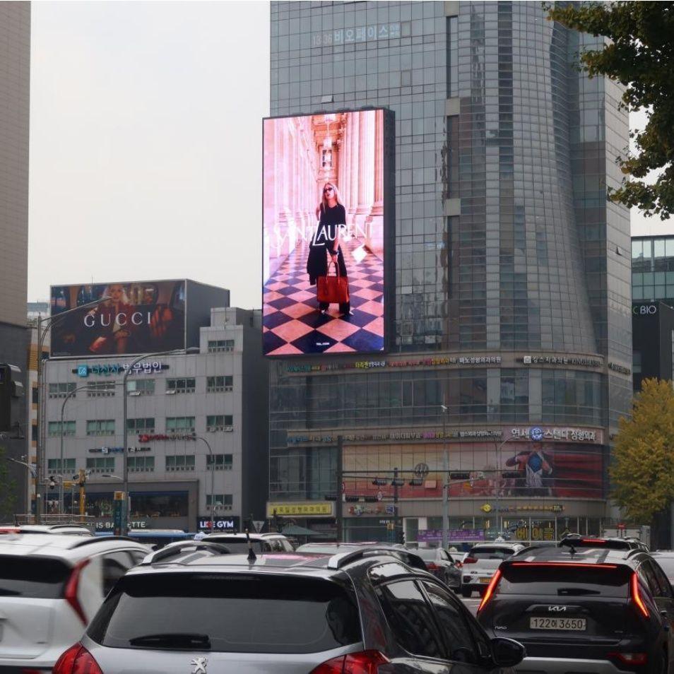 신사역 휴먼타워 전광판