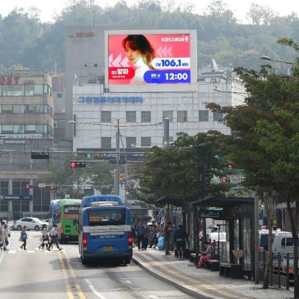 신촌역 퀸즈빌딩 전광판